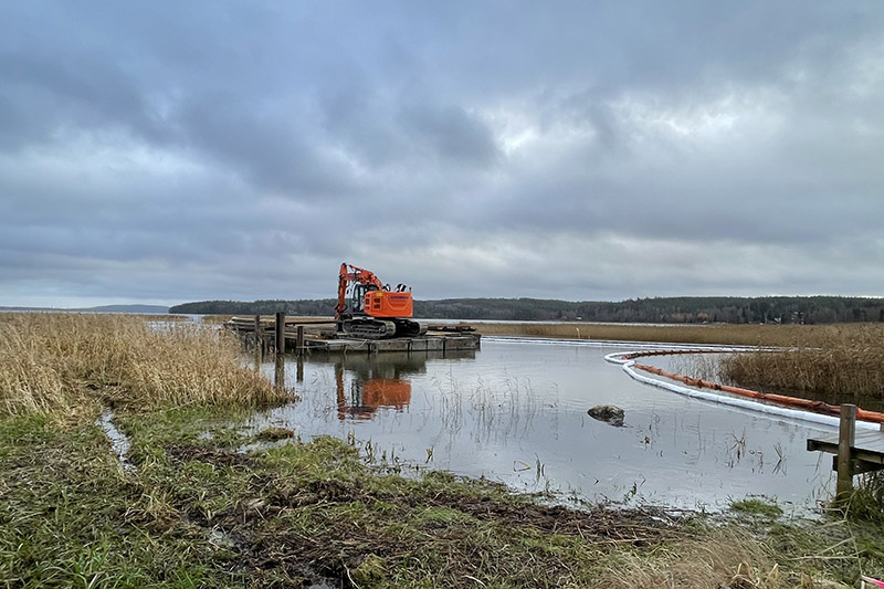 Svevia har under åren 2021 och 2022 utfört en sanering av ca 10 000 ton massor förorenade med arsenik och PAH i Åsbro, Askersund.