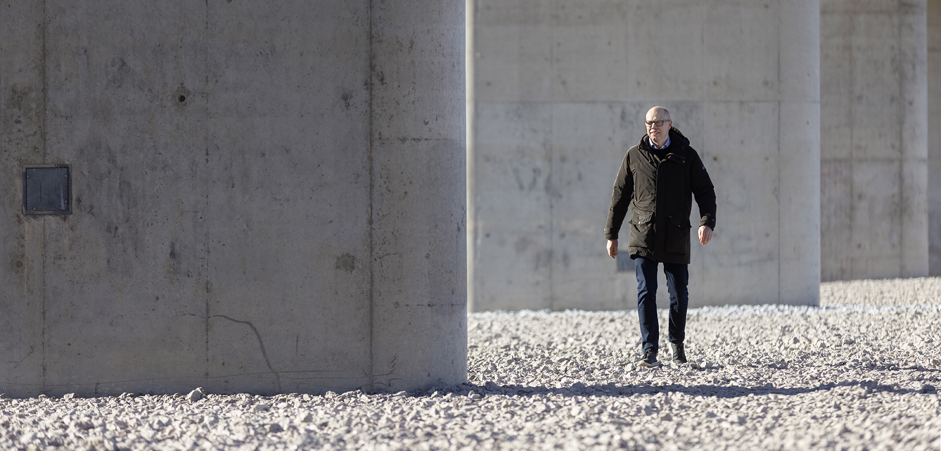 Mattias Gretzer som passerar stora betongkonstruktioner. Foto: Rickard Kilström