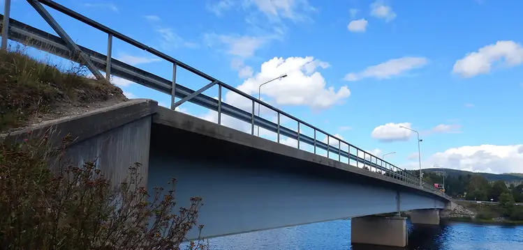 Med en ny metod förstärks bron över älven Ljungan i Stöde för att klara tyngre fordon. Foto: Marie-Louise Nordén.